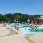 Das Schwimmbad des Campingplatzes